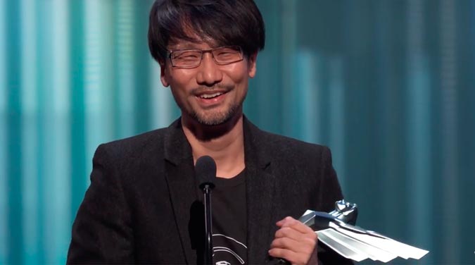 Hideo Kojima recibiendo premio